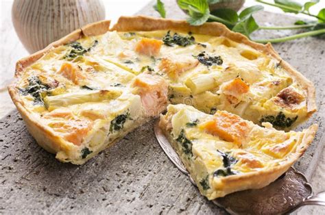 Quiche Con El Esp Rrago Y Los Salmones Imagen De Archivo Imagen De