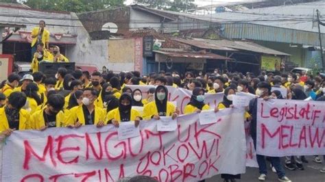 Aksi Mahasiswa Tolak Jokowi Periode Di Sejumlah Daerah Tutup Jalan