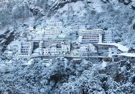 Mata vaishno Devi Tour Package: Aarti of Mata Vaishno Devi in the midst of Trikuta Parvat