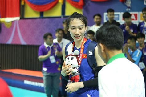 Hot girl bóng chuyền Nguyệt Anh quá xinh khiến fan Thái xin chụp ảnh được kết nạp Đảng ở tuổi