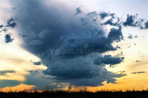 Antecedentes De Puesta De Sol En El Horizonte En El Campo Nubes De