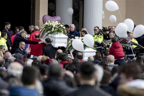 Cisterna Di Latina Oggi I Funerali Di Alessia E Martina Assente La Mamma