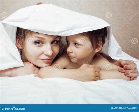 Junge Blonde Frau Mit Kleinem Jungen Im Bett Mutter Und Sohn Glückliches Familyyoung Blonde