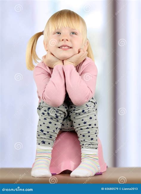La Petite Fille Souriante S Assied Sur Un Pot Image Stock Image Du Hot Sex Picture