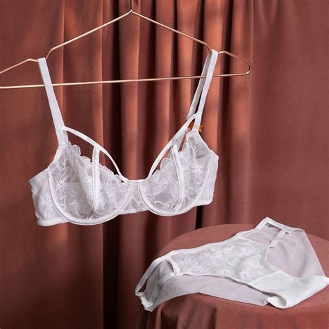 Fashion Sexy Bra Set Ultra Thin Lace Bra And Panties Women Lingerie No Sponge Underwire