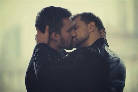 Pin by Doña Asunción on Besos Men kissing Cute gay couples Gay romance