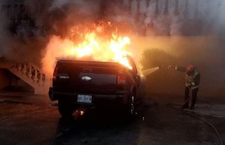 Incendio consume vehículo en una cochera de Monterrey POSTA Nuevo León