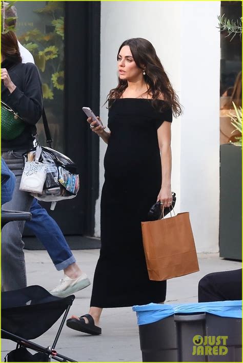 Photo Mila Kunis Fake Baby Bump On Set Of Goodrich Michael Keaton