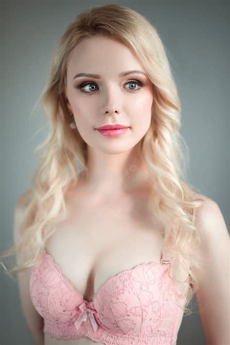 Jeune Femme Blonde De Sourire Sexy Dans La Lingerie Posant Sur Le Fond Rose Ayant L Amusement