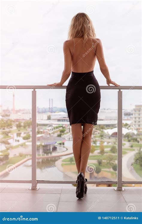 Jeune Belle Femme Blonde De Mode Portant La Robe Noire Avec Le Dos Nu Image Stock Image Du