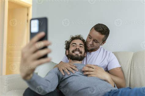 Linda Joven Gay Pareja V Deo Vocaci N Su Amigos En Su Vivo Habitaci N A Hogar Dos Masculino