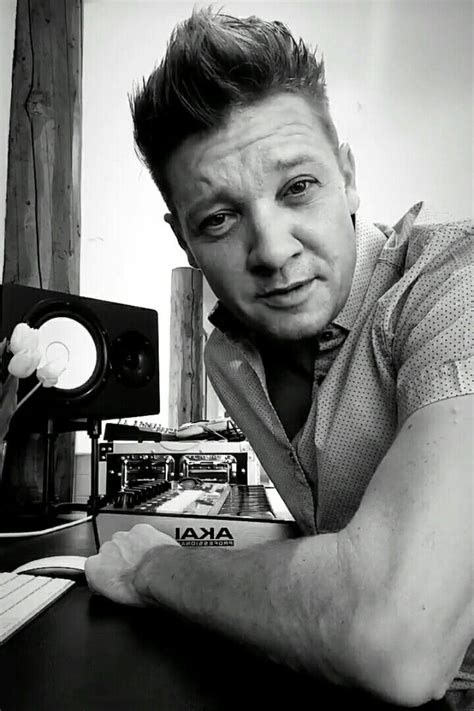 Jeremy Renner Bourne Legacy Beard