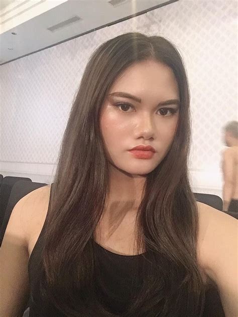 Hot girl bóng chuyền thi Hoa hậu mới xuất hiện đã diện váy trong suốt