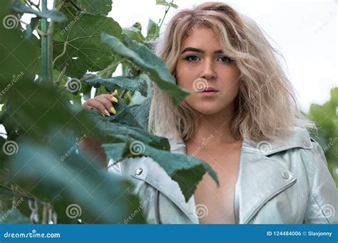 Portrait De Jeune Blonde Sexy Dans Des Buissons De Raisin Photo Stock Image Du Beau Caucasien
