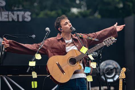 En images Louane en concert à Vaison la Romaine avec son public une