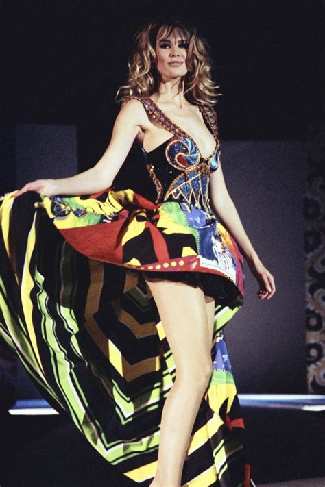 In Photos Claudia Schiffer S Best 90s Runway Moments Artofit