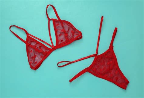 Conjunto De Lingerie Sexy Vermelha Sobre Fundo Azul Foto Premium