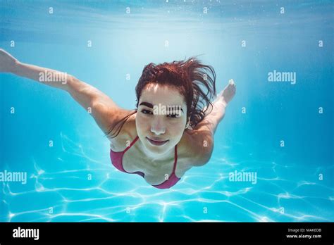 Schöne Frau Schwimmen unter Wasser im Pool Weibliche Schwimmer im Bikini im Holiday Resort