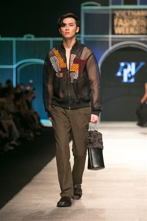 Hot Girl H Lade T I Xu T S N Catwalk Ho Ng Th Y L M Vedette Trong M Di N Th C A Vietnam