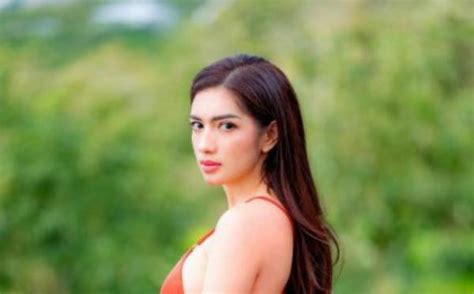 Potret Hot Angel Karamoy Pakai Dress Merah Netizen Cantik Dan Seksi News On RCTI