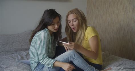 Multinational Lesbian Couple Two Young Women video de stock totalmente libre de regalías