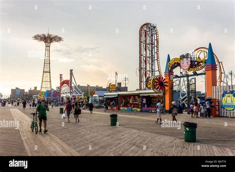 Roller Coaster At Luna Park In Coney Island Banque De Photographies Et