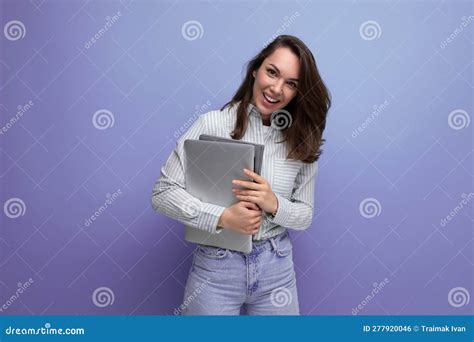 Jovencita De Brunette Exitosa Inteligente Freelance Con El Pelo Debajo De Los Hombros Con