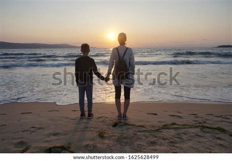 Im Genes De Madre Soltera Latina Im Genes Fotos Y Vectores De Stock Shutterstock