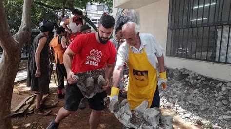 Em Protesto Contra Aporofobia Padre J Lio Lancelotti Quebra A