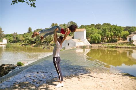 Hübscher Latein Mann Und Schöne Latina Frau am Fluss Bachata Tanzt Der Mann Hält Frau