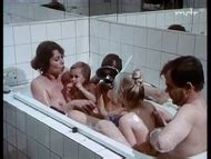 Naked Renate Blume in Barfuß ins Bett