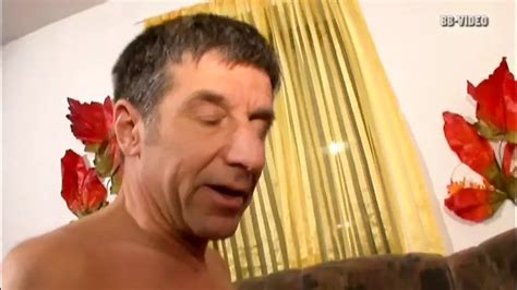 El coño de una morena alemana penetrado mientras las tetas saltan en una escena amateur alemana