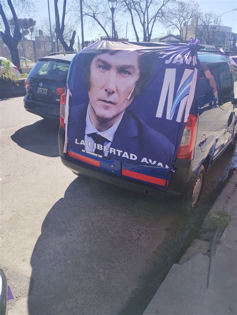 Así fue la caravana de campaña de Javier Milei en Lomas que terminó con