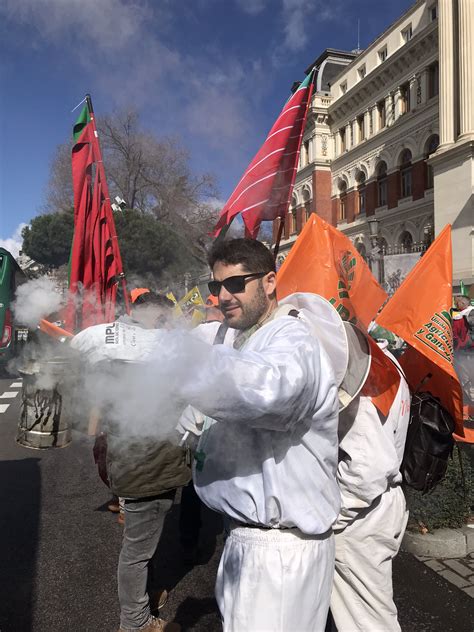 Apicultores protestan ante el Ministerio por su situación crítica