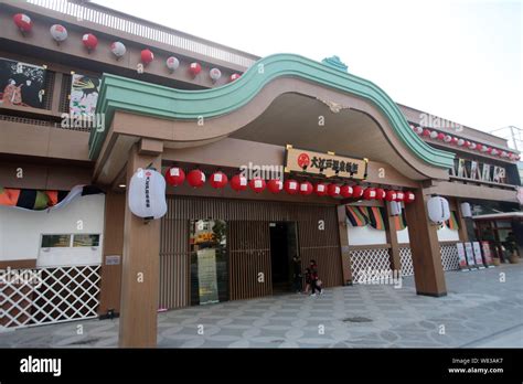 Chinese Customers Walk Into The Dajianghu Hot Spring Resort A Copy Of Japan S Ooedo Onsen