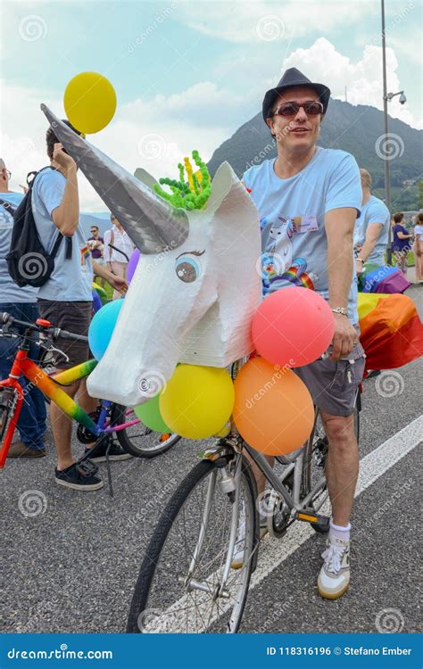 Homosexual Y Lesbiana Que Camina En El Desfile De Orgullo Gay Foto Editorial Imagen De