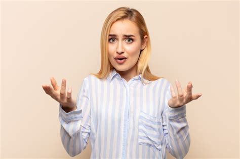 Jonge Blonde Vrouw Met Open Mond En Verbaasd Geschokt En Verbaasd Over Een Ongelooflijke