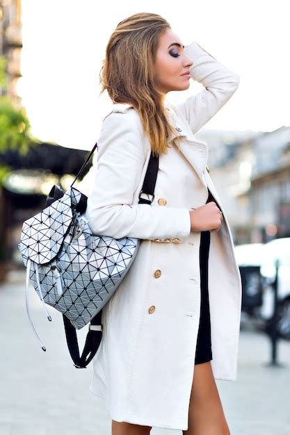 Portrait Dr Le De Fille Blonde Heureuse Faisant Des Grimaces Et Montrant La Langue Dans La Rue