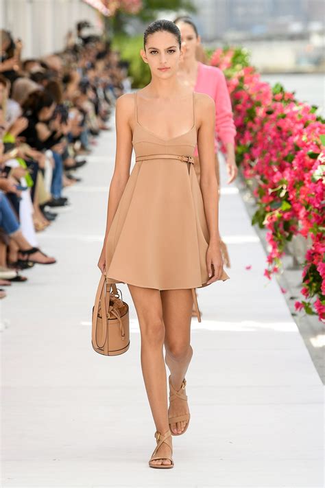 15 Sandali Nude Dell Estate 2024 Perfetti Per Esaltare L Abbronzatura E Slanciare Le Gambe