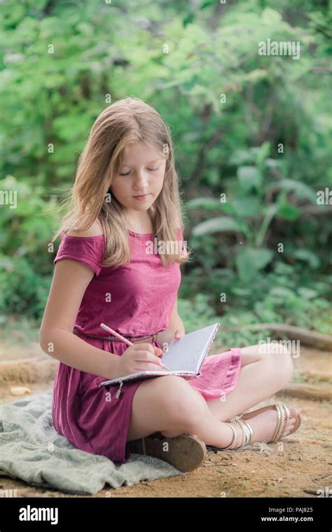 Pre Teen Con Diario Immagini E Fotografie Stock Ad Alta Risoluzione Alamy