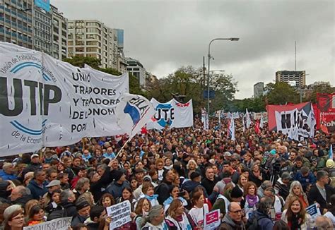 Multidão se levanta em Buenos Aires contra a repressão e a reforma