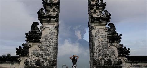 Bali On High Alert As Mt Agung Volcano Continues To Plume Ash, Tourists