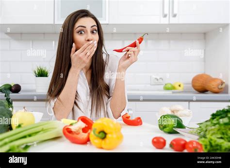 Brunette model Fotos und Bildmaterial in hoher Auflösung Alamy