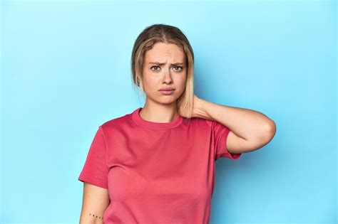 Blonde Junge Frau In Rotem T Shirt Auf Blauem Hintergrund Leidet An Halsschmerzen Aufgrund Des
