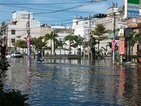 天文大潮發威 東港連兩天海水倒灌 慘淹到小腿肚 生活 工商時報