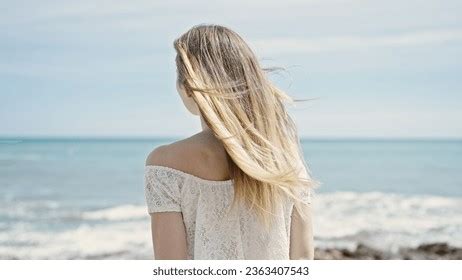 Femme blonde de dos résultats mille dimages libres de droits de photos de stock et d