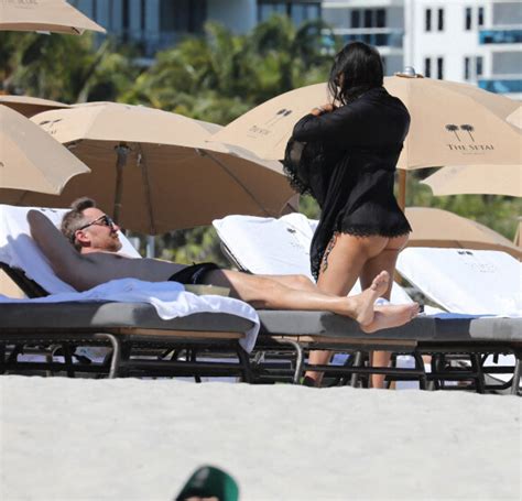 David Guetta Super Muscl Ans Vir E La Plage Avec Sa Jeune Compagne Divine En Bikini