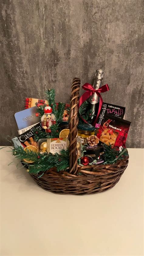 Новогодняя подарочная корзина🎄 | Корзина с подарками, Рождественские ...