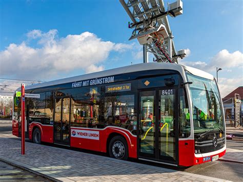 erste  busse der wiener linien  der stadt unterwegs viennaat