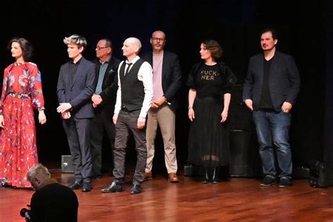 Kult FUCK NER feliratú pólóban jelent meg a forgatókönyvíró a milliárdos állami